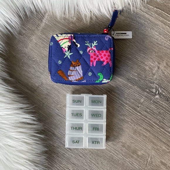 🐾 VERA BRADLEY Travel Pill Case Catnip Christmas - Picture 3 of 3